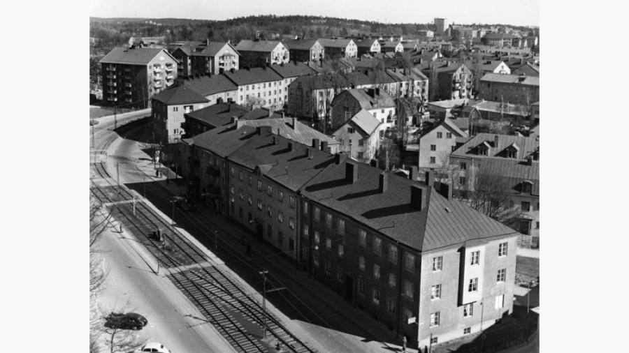 Råsundavägen med spårvagnsspår, Villa Kilen bakom första huskroppen